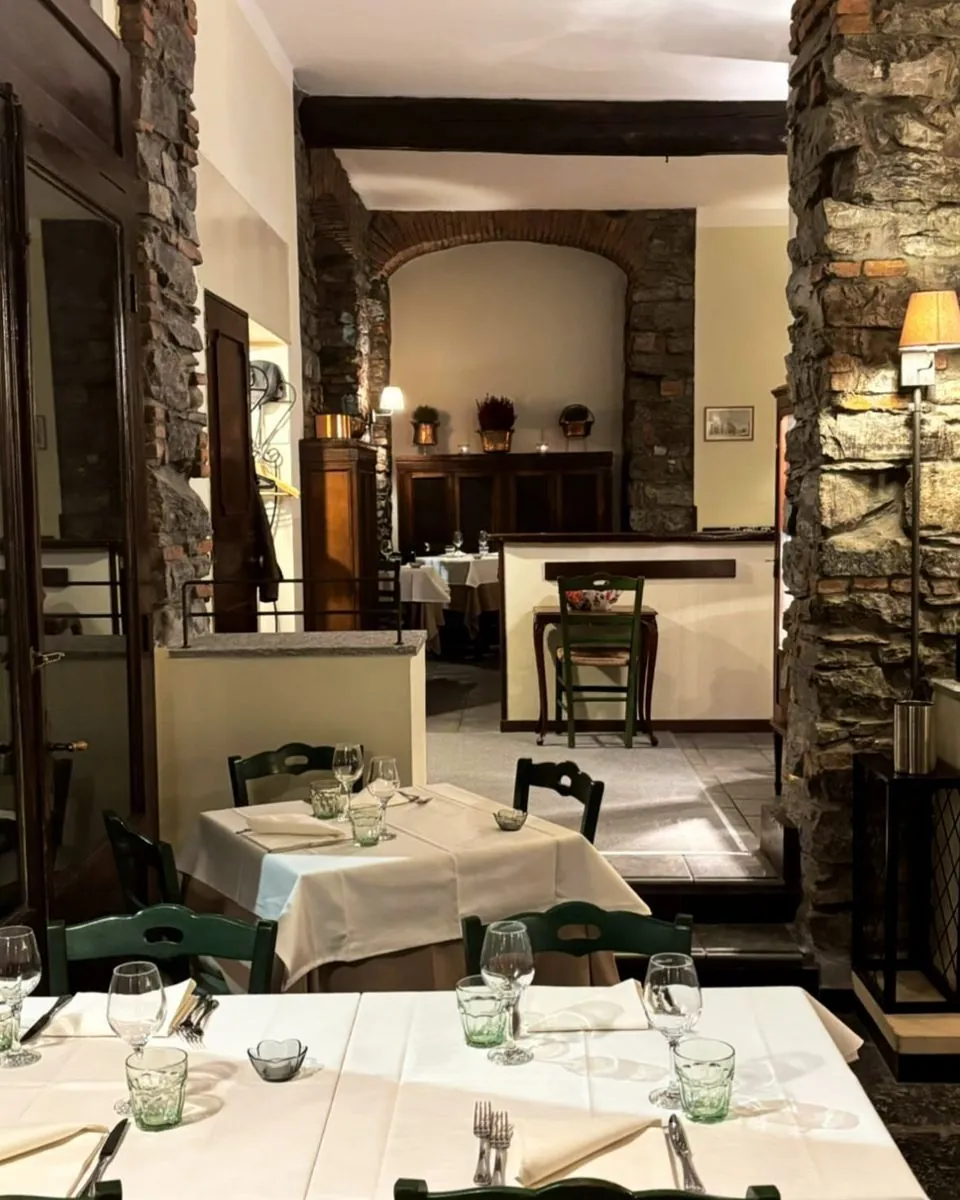 La sala vista sotto l'arco in mattoni e pietra