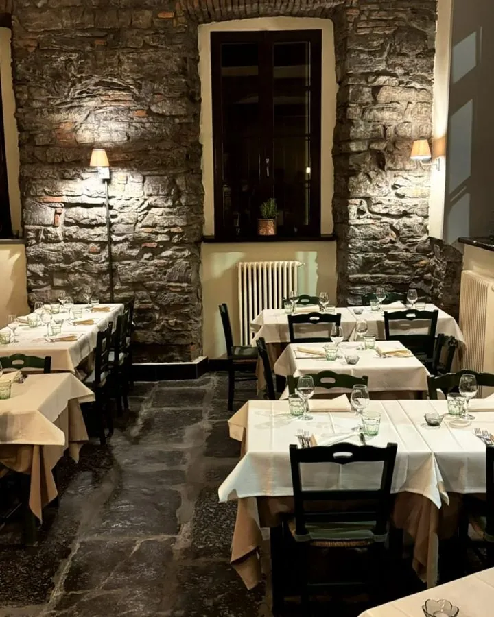 La sala principale con il muro in pietra