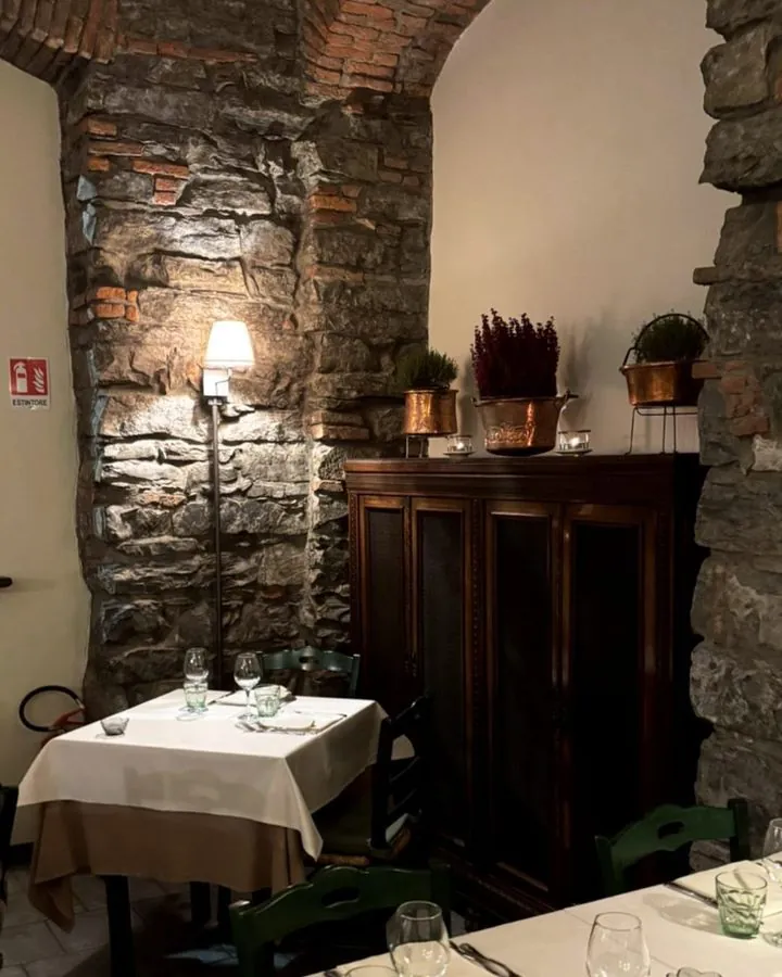 Tavolo sotto l'arco in mattoni