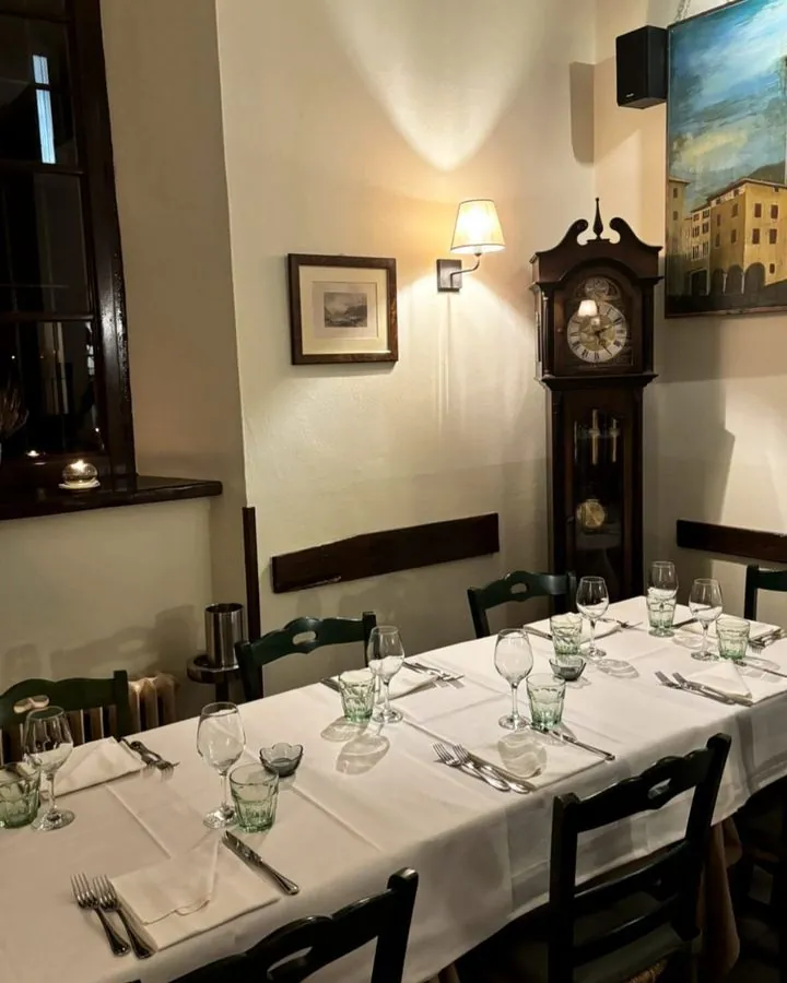 Tavolata vicino all'orologio a pendolo