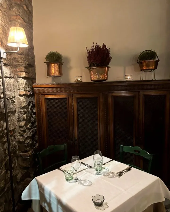Tavolo per due sotto i vasi di rame