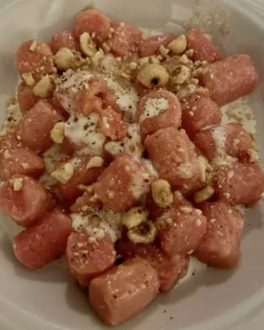 Gnocchi alla barbabietola con nocciole