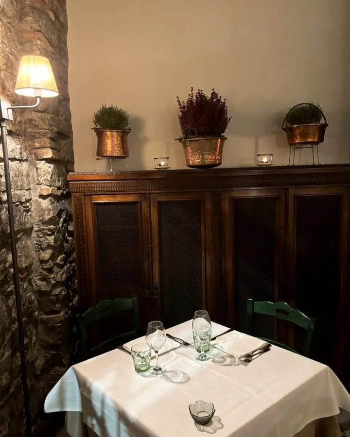 Tavolo apparecchiato con tovaglia di lino